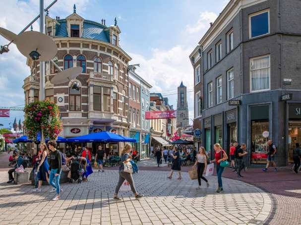 Arnhem winkelstraat met kerk