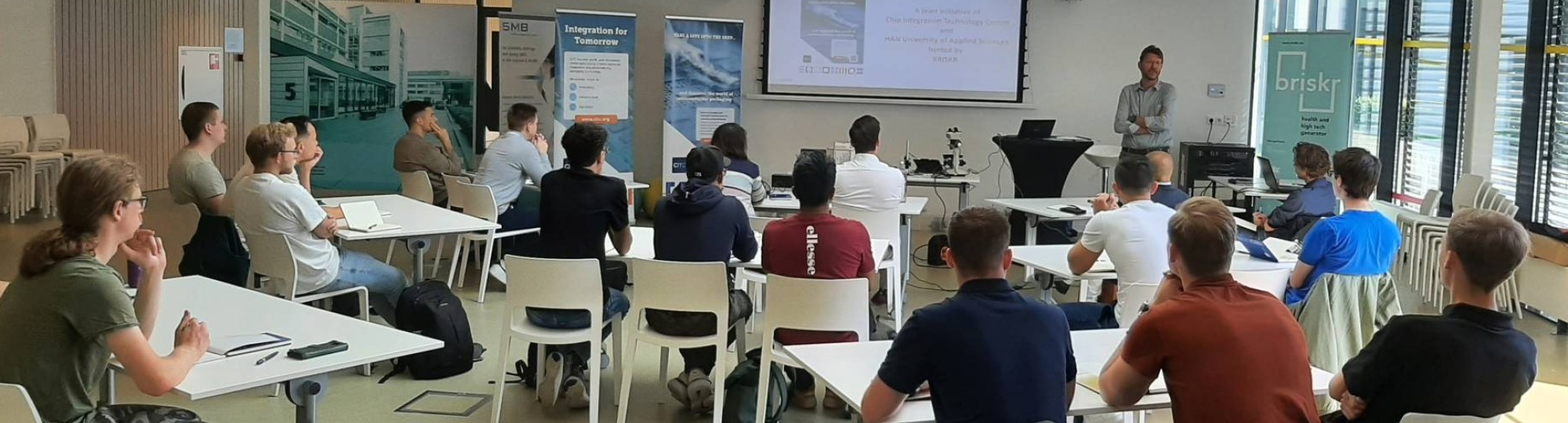 Semiconductor Packaging is een minor voor studenten automotive, elektro, werktuigbouw, chemie en mechatronica. Hiervan is op 28 augustus 2023 een vierde jaargang gestart.