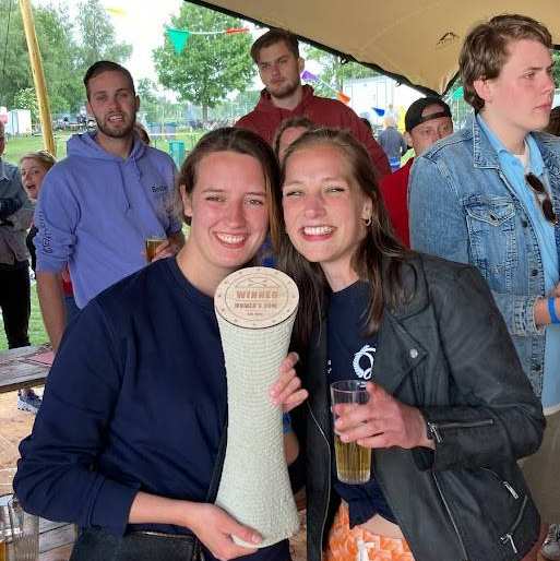 Studenten Annemijn Visser en Nienke de Haan winnen de BetonKanoRace voor dames