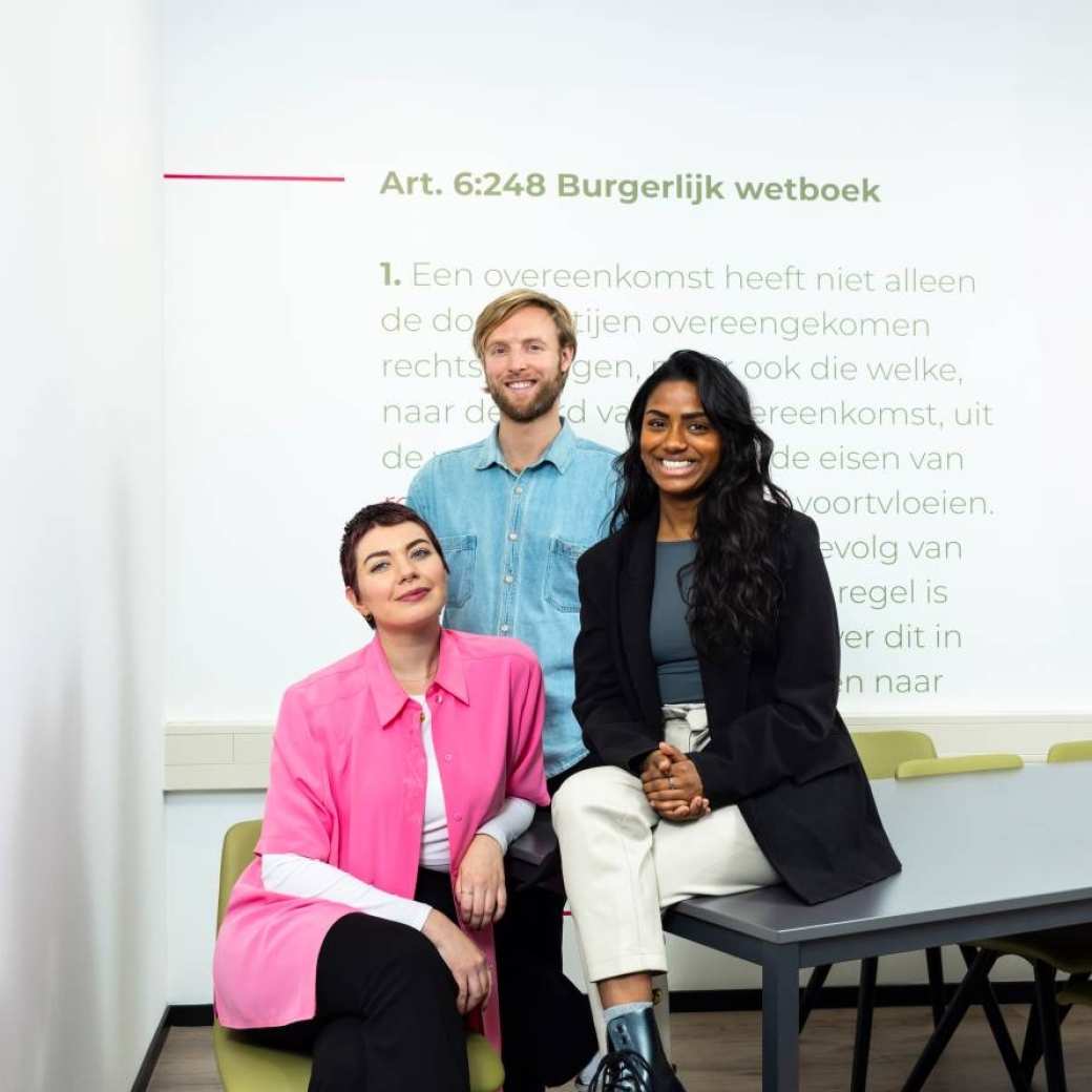 Drie deeltijdstudenten in overleg op de HAN