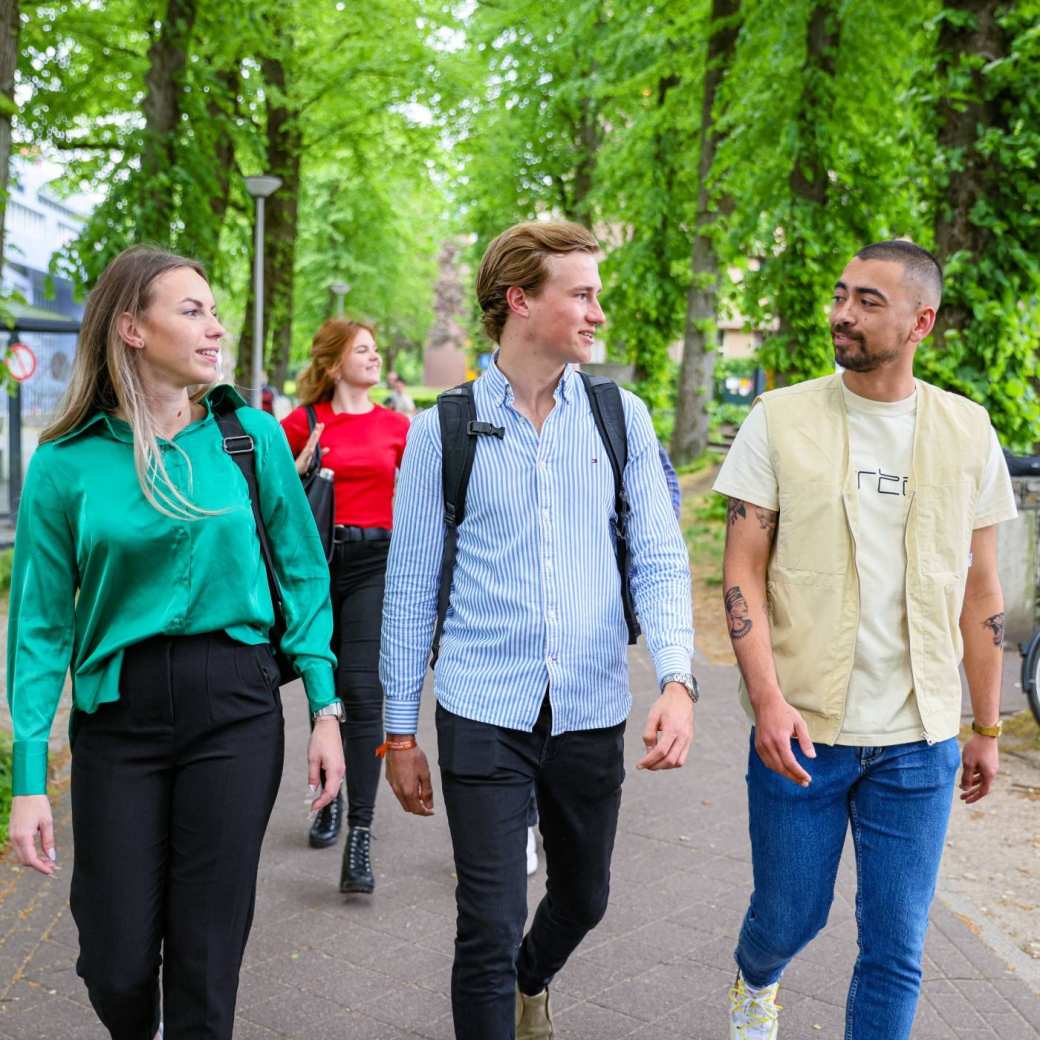 Studenten van de studie Human Resource Management iaan de wandel
