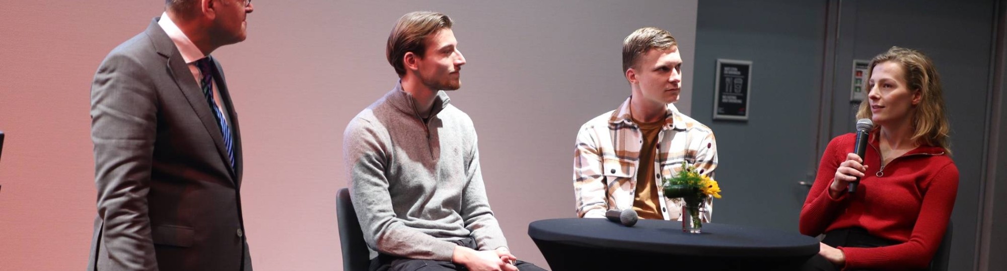 Frank Croes in gesprek met studenten als onderdeel van congres Circulaire Oogst. Dit congres vormt de afsluiting van de minor Circulaire Economie.