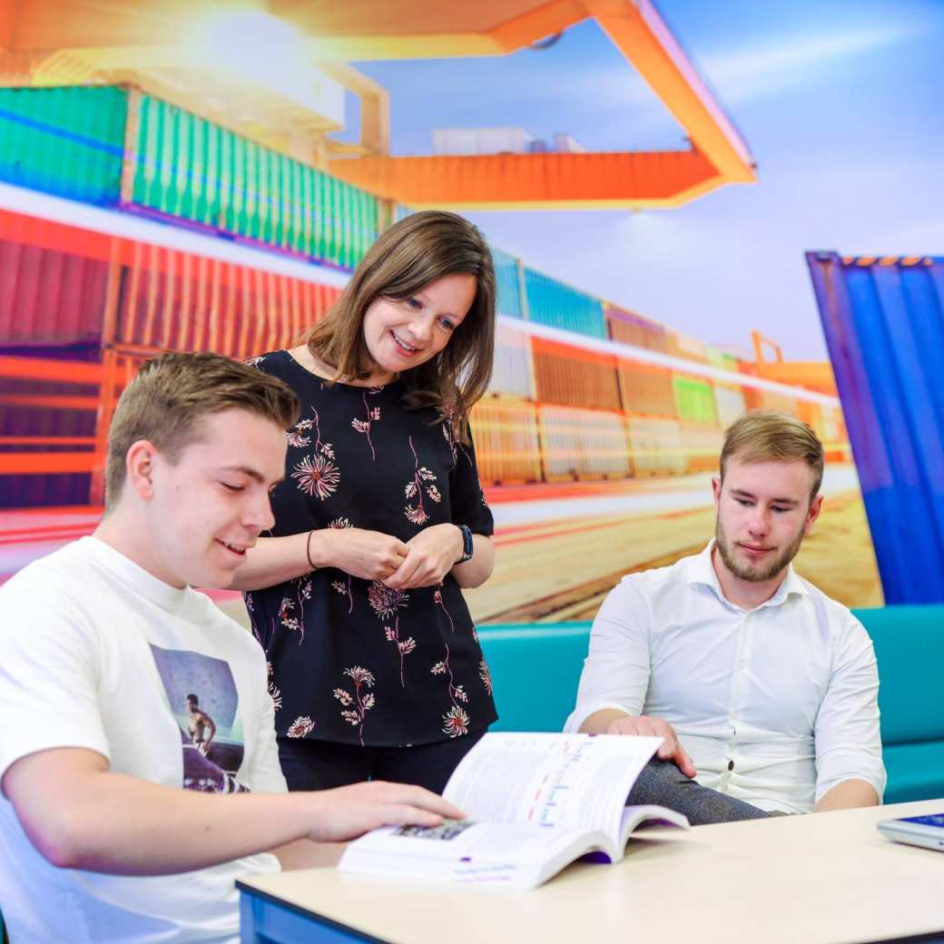 Logistics Management voltijd, LM, foto 8087, docent geeft uitleg aan studenten in de klas