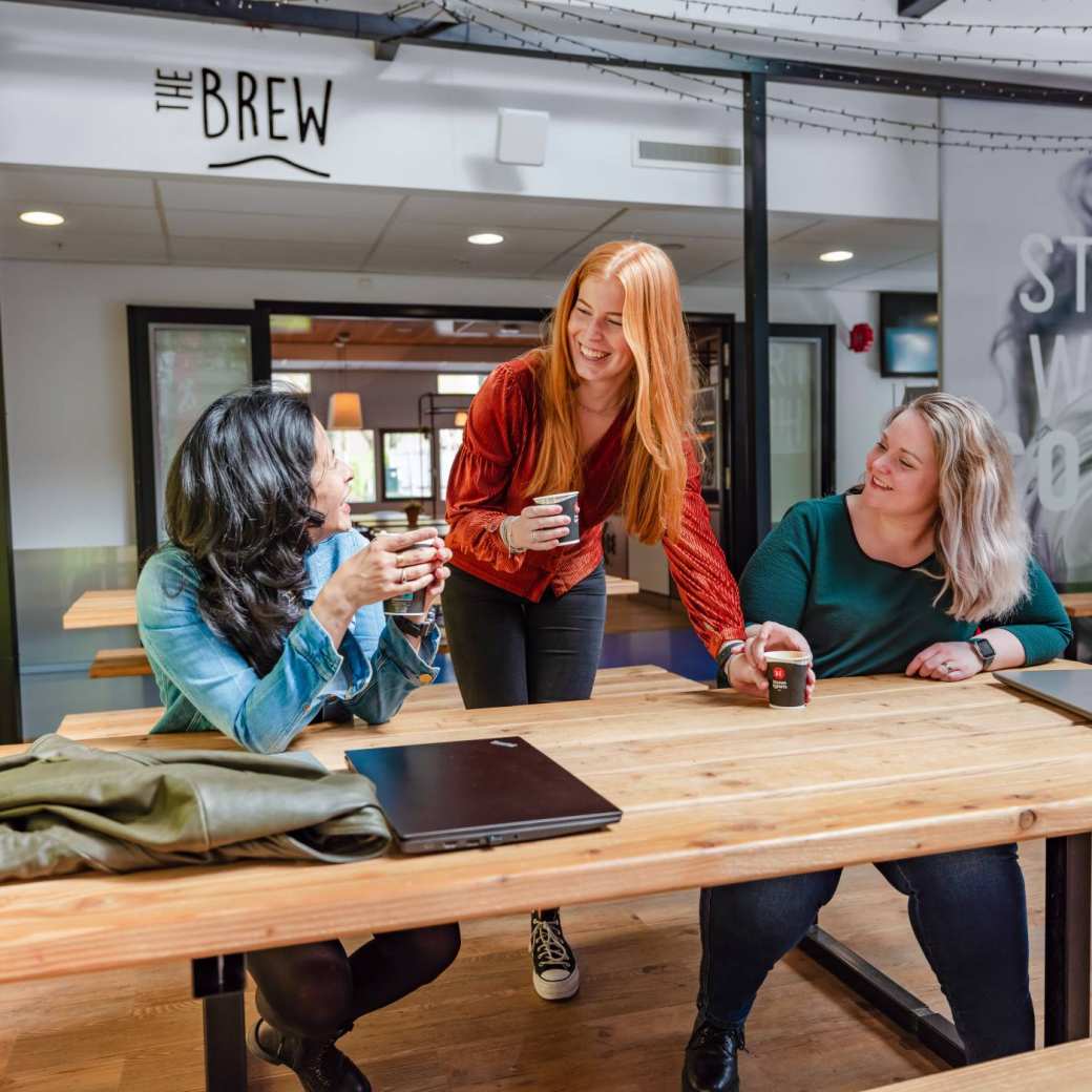 Meerdere studenten in de brew