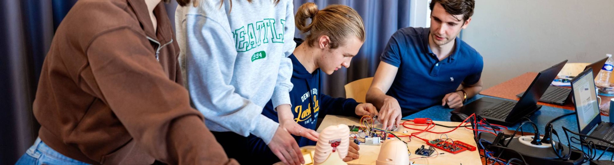 Reanimatiebaby Health 4 studenten Powerlab IPKW
