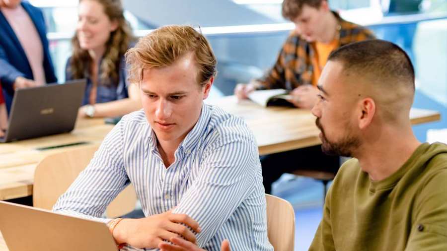studenten achter laptop