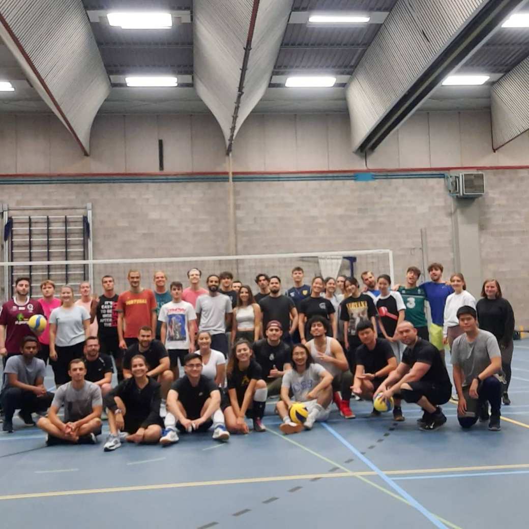 Studenten van verschillende culturen in de ISB-community spelen volleybal en leren elkaar kennen