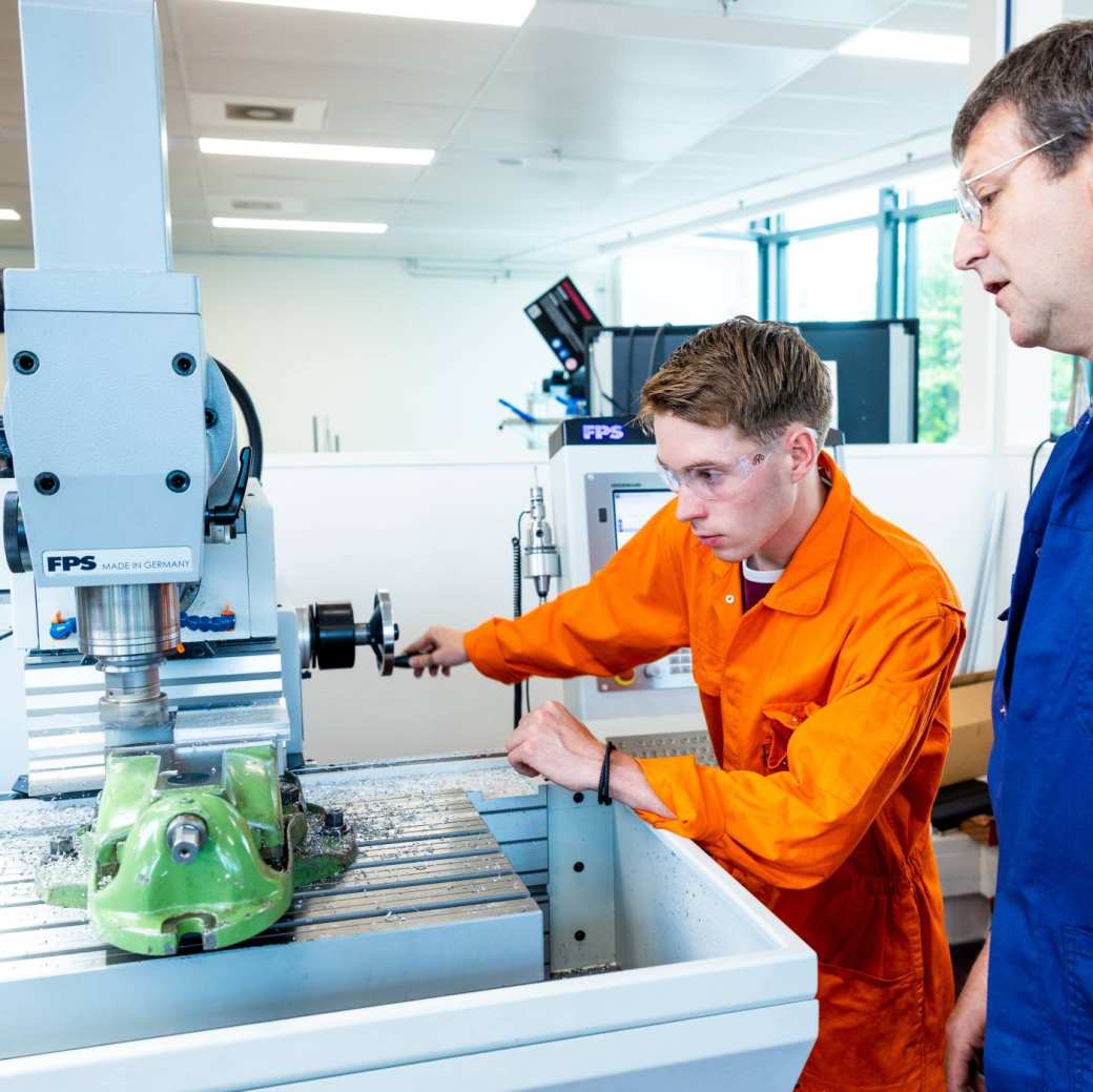 Mechanical Engineering student in the lab | HAN University of Applied Sciences