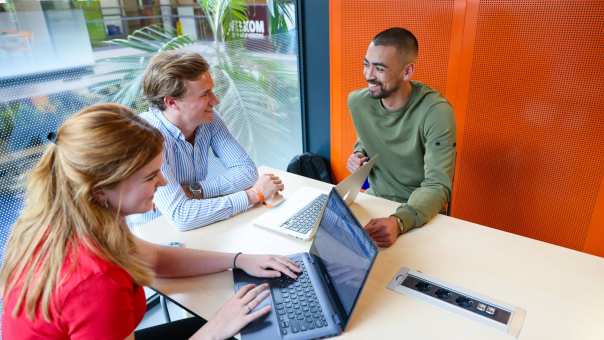 Studenten in een projectruimte van Facility Management