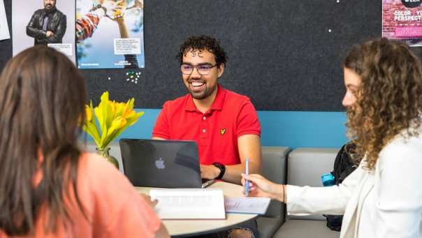 Een mannelijke student International Social Work lacht.