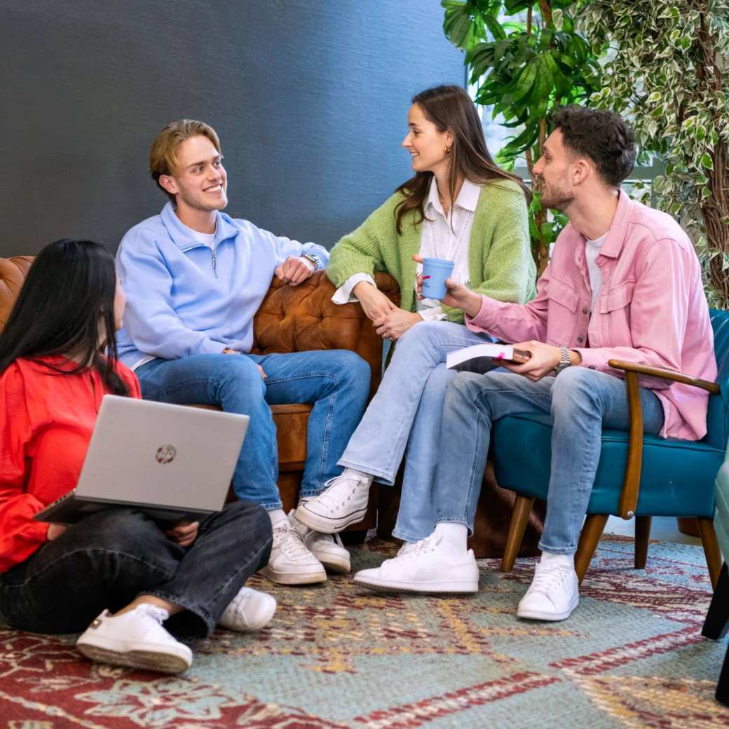 Studenten kletsen met elkaar. 