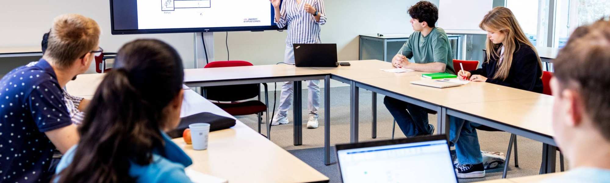 Studenten van de Master Engineering Systems Automotive Systems in het klaslokaal op IPKW.
