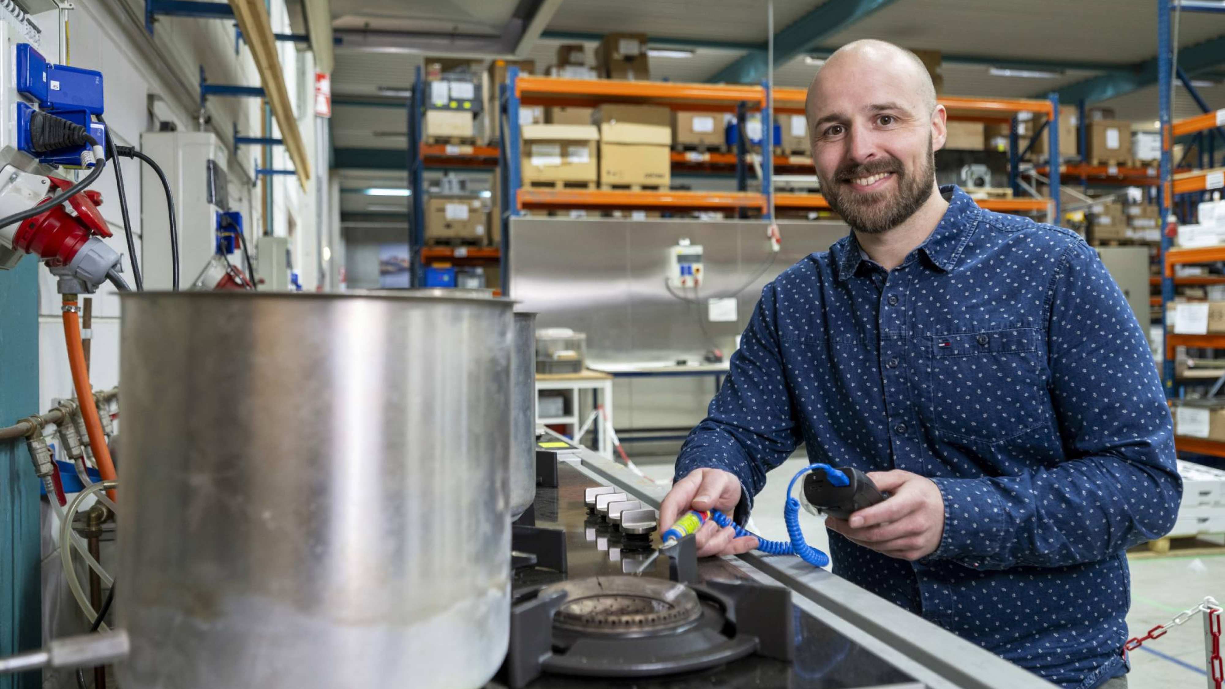 Alumnus van de master Engineering Systems doet bij ATAG onderzoek naar koken op waterstof.