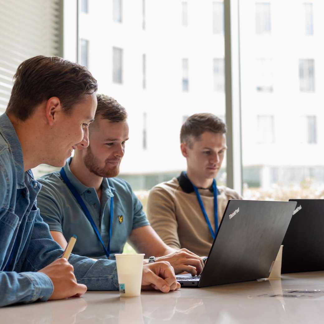 /images/brandspot/new/rnd/8.jpg samen met andere afstudeerders bij TenneT.