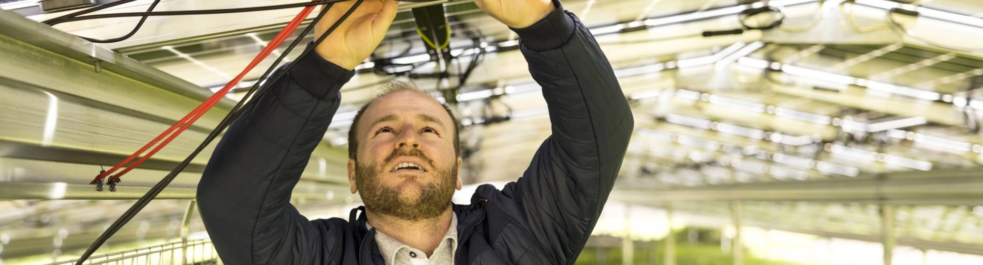 man bezig met energiepanelen