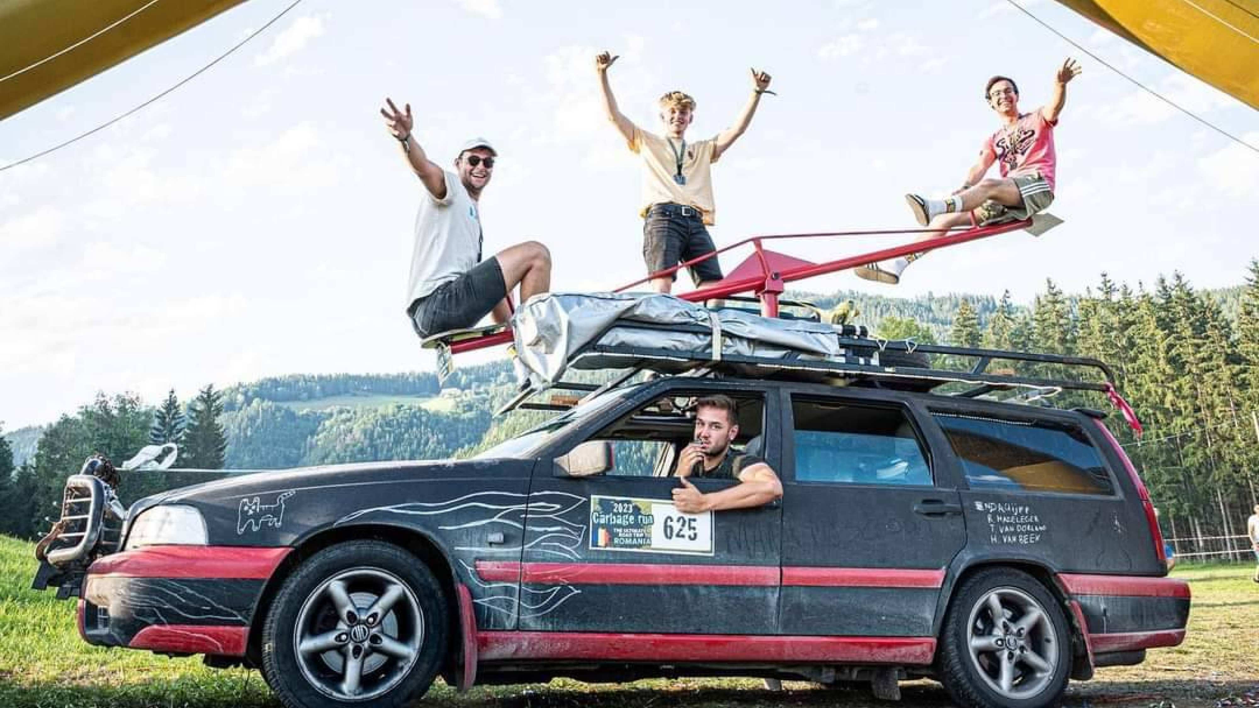 Voor zijn Vrij Project bij IPO heeft Rutger samen met studenten Hidde, Tom en Niels een wipwap geplaatst op een oude Volvo. Daarmee hebben ze deelgenomen aan de Carbarge Run 2023.
