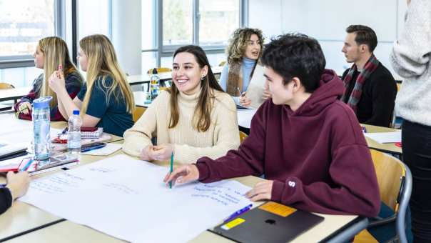 Studenten Sociaal Financiële Dienstverlening hebben les op de HAN