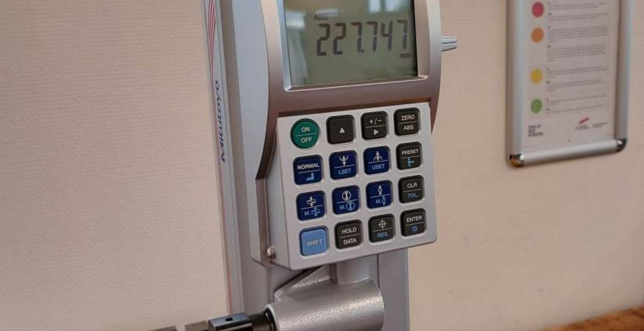 Met een hoogtemeter kun je werkstukken meten of controleren en om lengteverschillen te meten van het verspaningsgereedschap, frezen, boren en dergelijke. Want ieder gereedschap heeft zijn eigen lengte en eigen nulpunt in een bewerkingsprogramma om te kunnen boren, frezen et cetera.