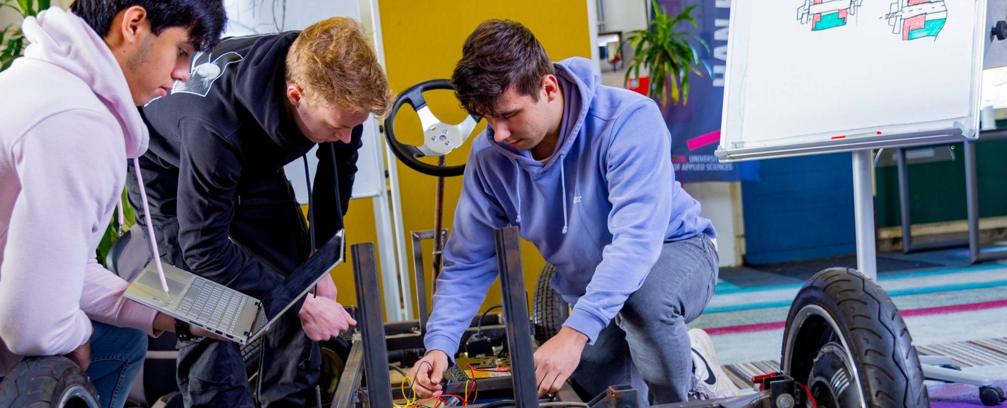 3 studenten werken aan Boyle, eenpersoonswaterstofvoertuig H2lab Waterstoflab IPKW 