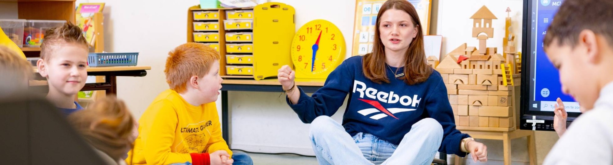 Speciaal Onderwijs op de school Lichtenbeek. Lerares geef les aan kinderen. 

