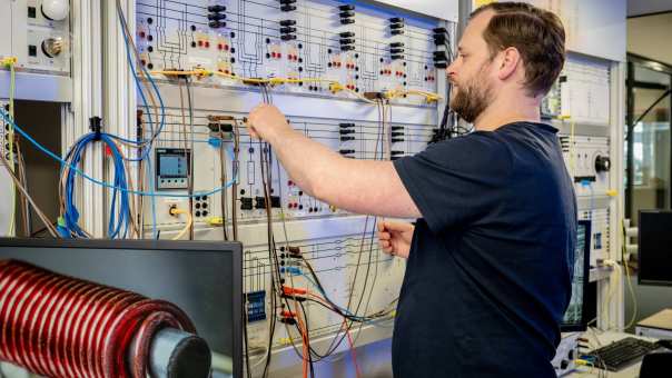 Master Sustainable Energy Engineering Systems student Olaf bij de Lucas Nulle-panellen.