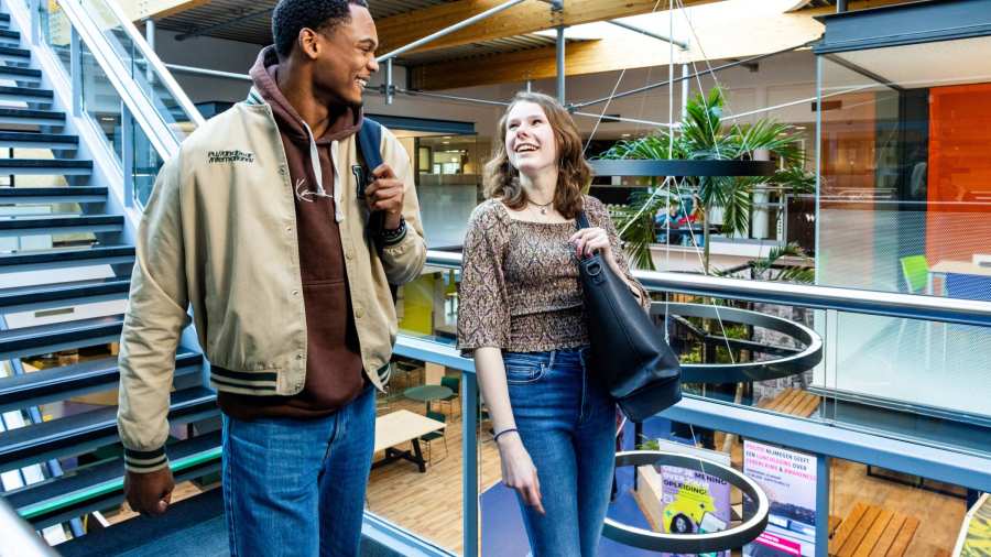 Studenten Learning and Development in Organisations lopen door het HAN gebouw