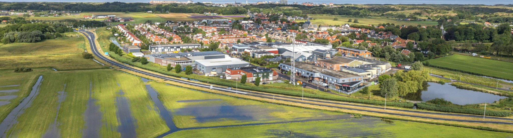 Luchtfoto van gebouwde omgeving voor de flyer met informatie over de cursussen binnen het CMW focusthema 'Duurzame gebiedsontwikkeling in de gebouwde omgeving'.