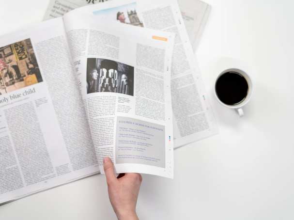 krant op tafel met koffie