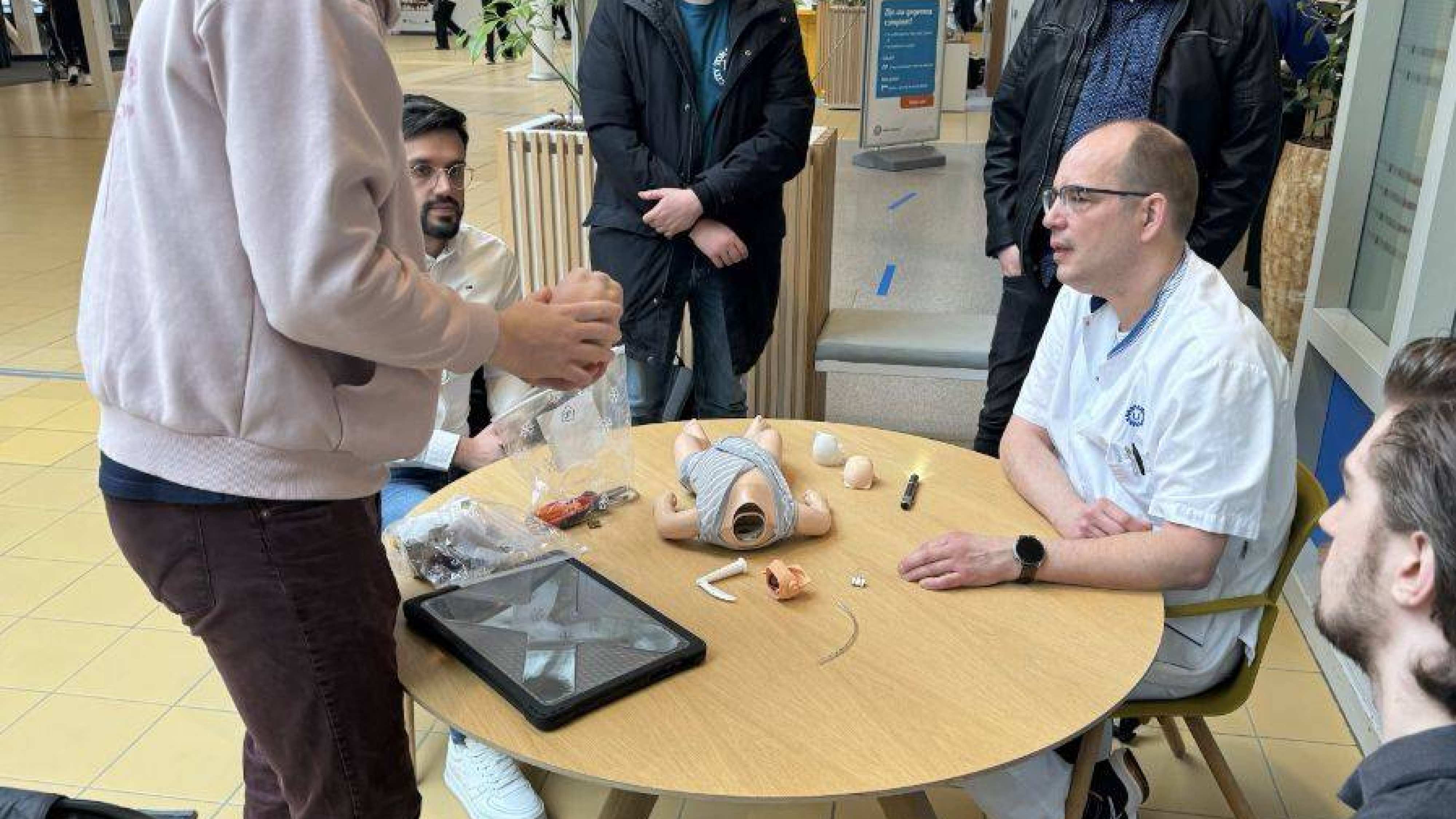 IPO-student Stijn studeerde succesvol af op een reanimatiepop die gebruikt wordt om Basic Life Support voor baby's te trainen.
Stijn is even daarvoor naar het Wilhelmina Kinderziekenhuis (WKZ) gegaan met het resultaat van zijn afstudeerproject.
Arts Jozua heeft zijn product getest en feedback gegeven op basis van zijn extensieve ervaring op de neonatale intensive care.