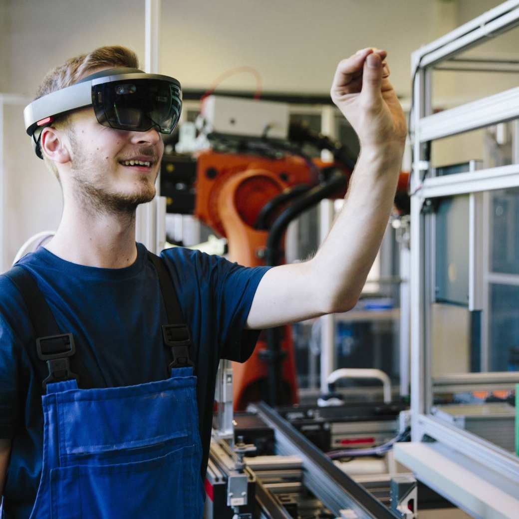 Man / student werkt met AR bril op. Virtual reality in een productieomgeving.