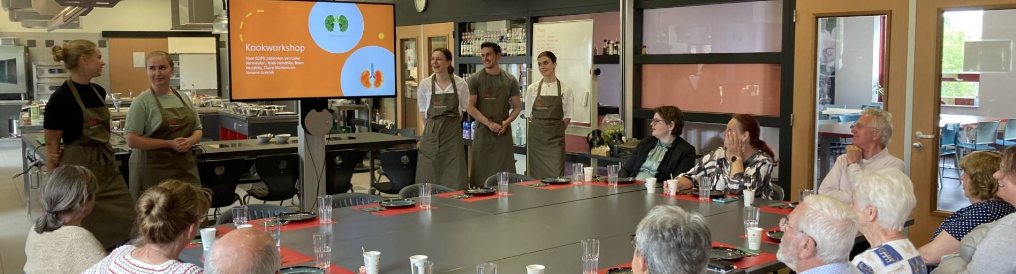 COPD-patiÃ«nten van het Longpunt die een kookworkshop krijgen in het Praktijkhuis