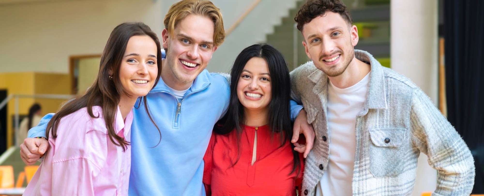 De studenten omhelzen elkaar. 