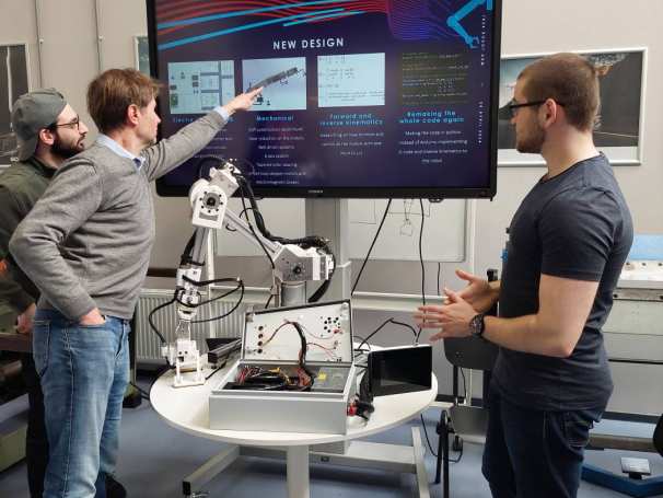 Sfeerfoto's Robotics-at-HAN middag met demo's van studenten. Twee studenten bij beeldscherm