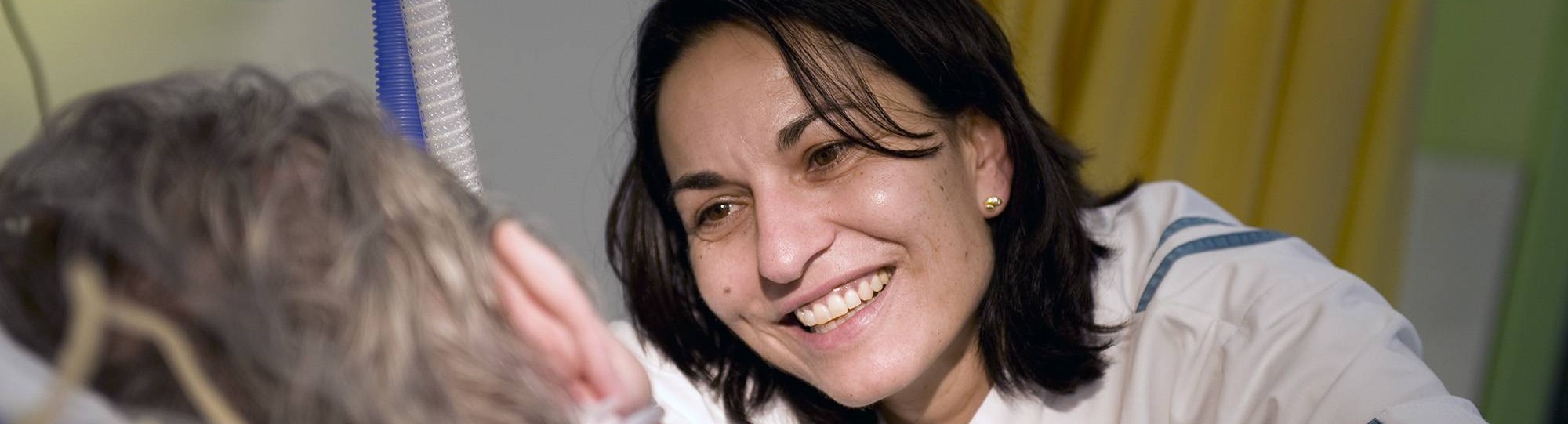 verpleegkundige dicht bij patiënt aan IC-bed
