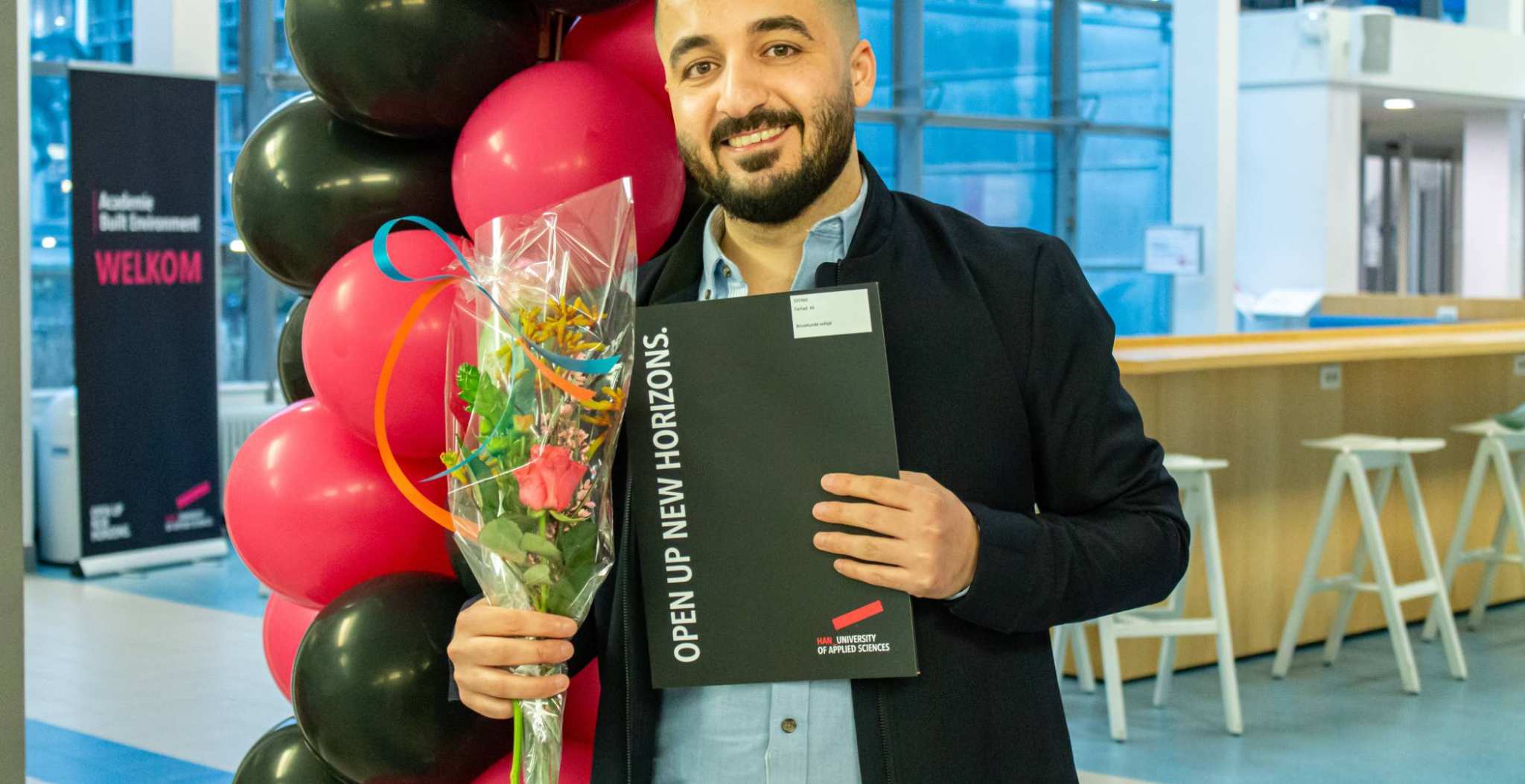 Farhad Ali met ballonnen
