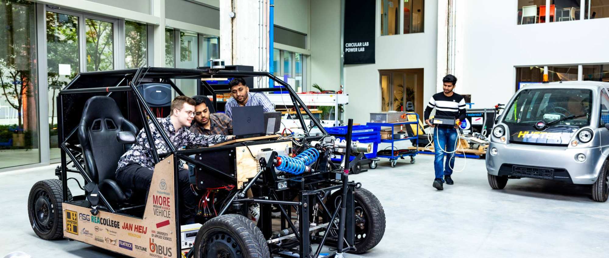 Studenten van de Master Engineering Systems Automotive Systems op IPKW bij de MORE Vehicle.