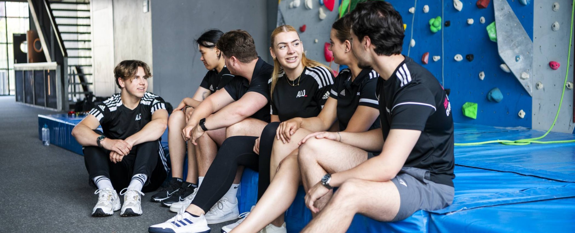 sport sportkunde en alo studenten en docenten op sportveld en gymzaal