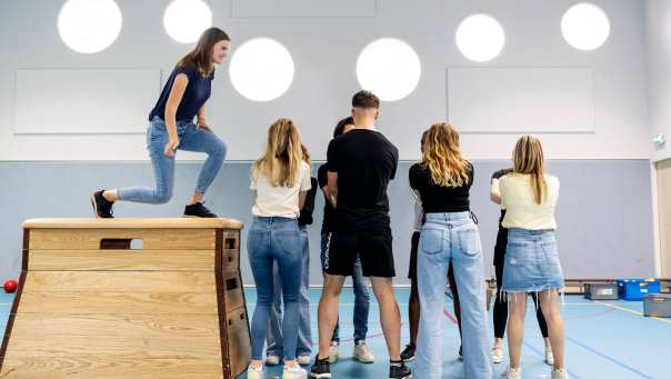 Studenten Psychomotorische therapie doen een gezamenlijke oefening in de gymzaal