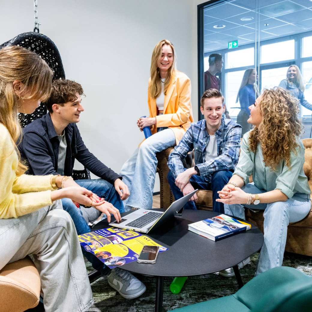 Meerdere mensen op de HAN campus Nijmegenbij Facility Management
