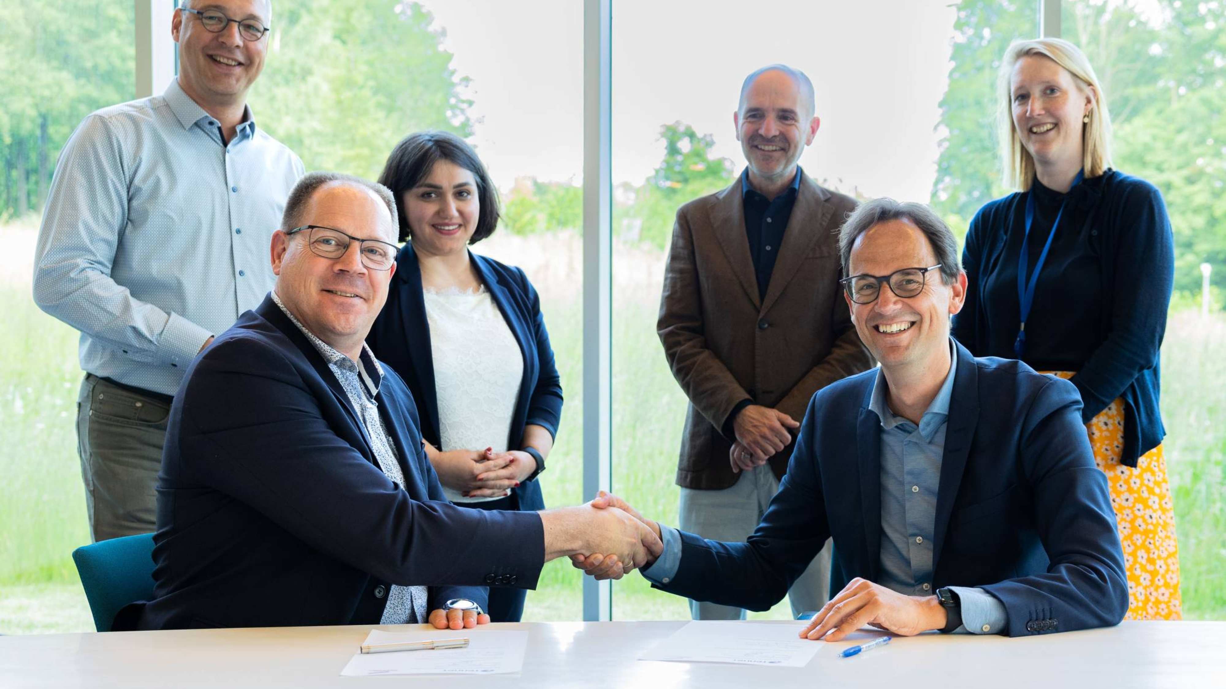Het moment van ondertekening op 5 juni jl, waarbij Gerrit Averesch, directeur HAN Academie Engineering en Automotive, Jan-Paul Dijckmans, directeur Strategy & Partnerships bij TenneT, Margriet Rouhof, hoofd Strategy bij TenneT, Robert-Jan de Bes, asset manager Kabels & Lijnen bij TenneT, bijzonder lector Shima Mousavi Gargari en Vincent Wiegel, leading lector van HAN Academie Engineering en Automotive, te zien zijn. Fotografie: TenneT.