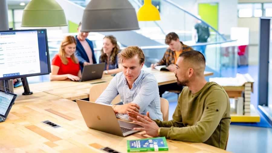 Facility Management, foto 8219, studenten aan het werk op de laptop, samenwerken