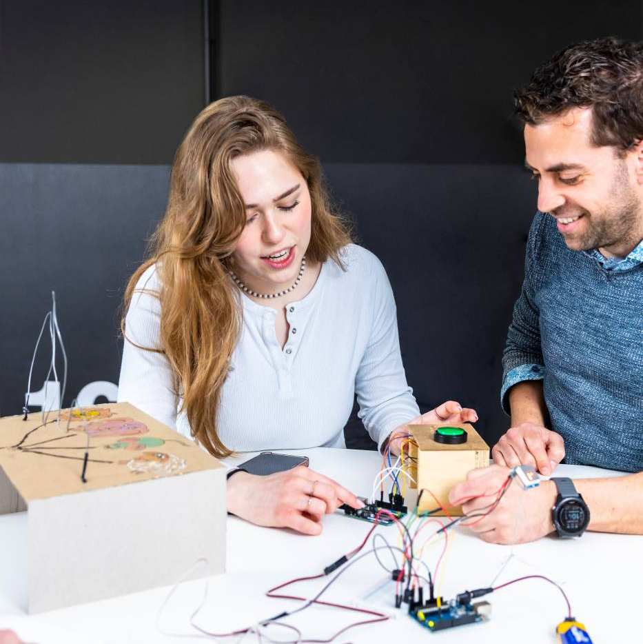 Student en docent CMD met prototype