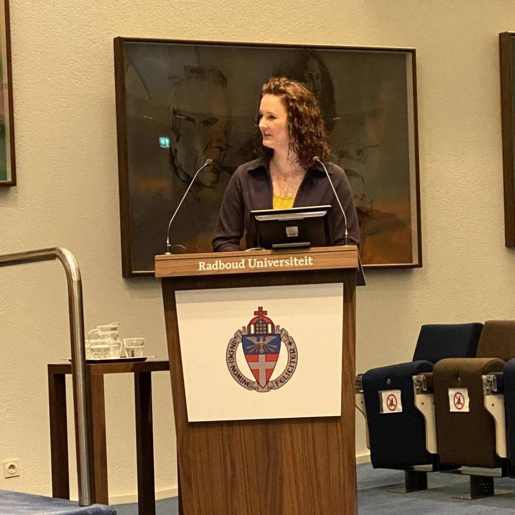 Onderzoekers Sanne Diepeveen tijdens haar promotie