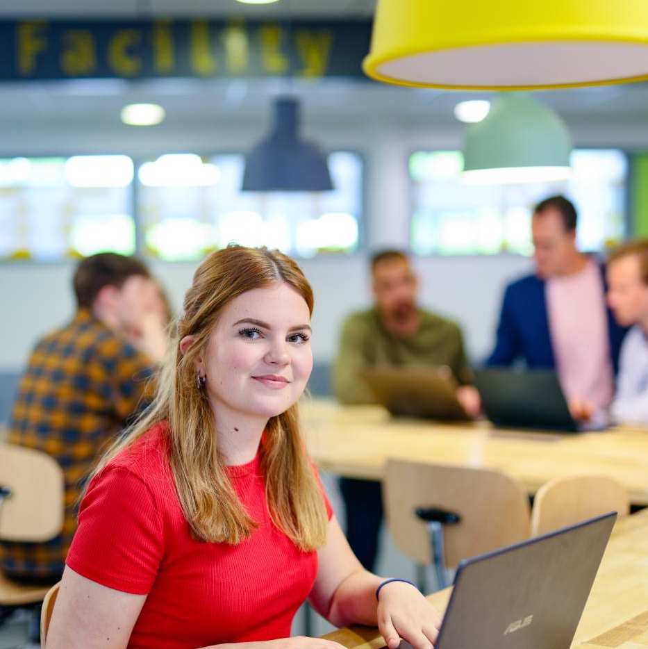 Facility Management, foto 8066, student werkt aan tafel met laptop