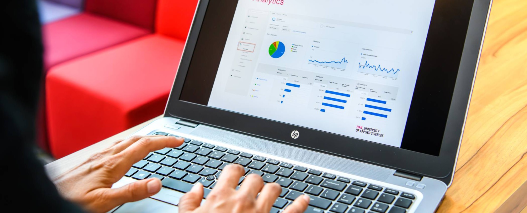 Deelnemer aan de cursus Google Analytics achter een laptop aan het werk aan een data analyse op de HAN campus Arnhem