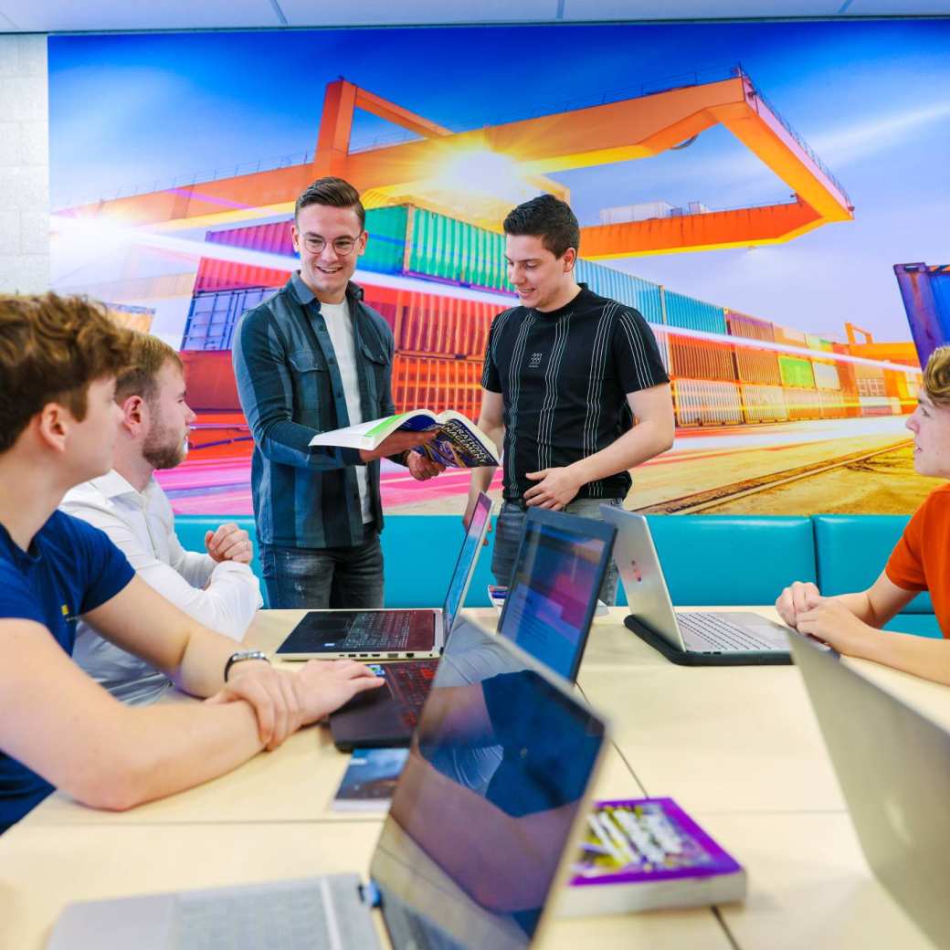 Logistics Management voltijd, LM, foto 7974, studenten werken samen in het lokaal met laptops