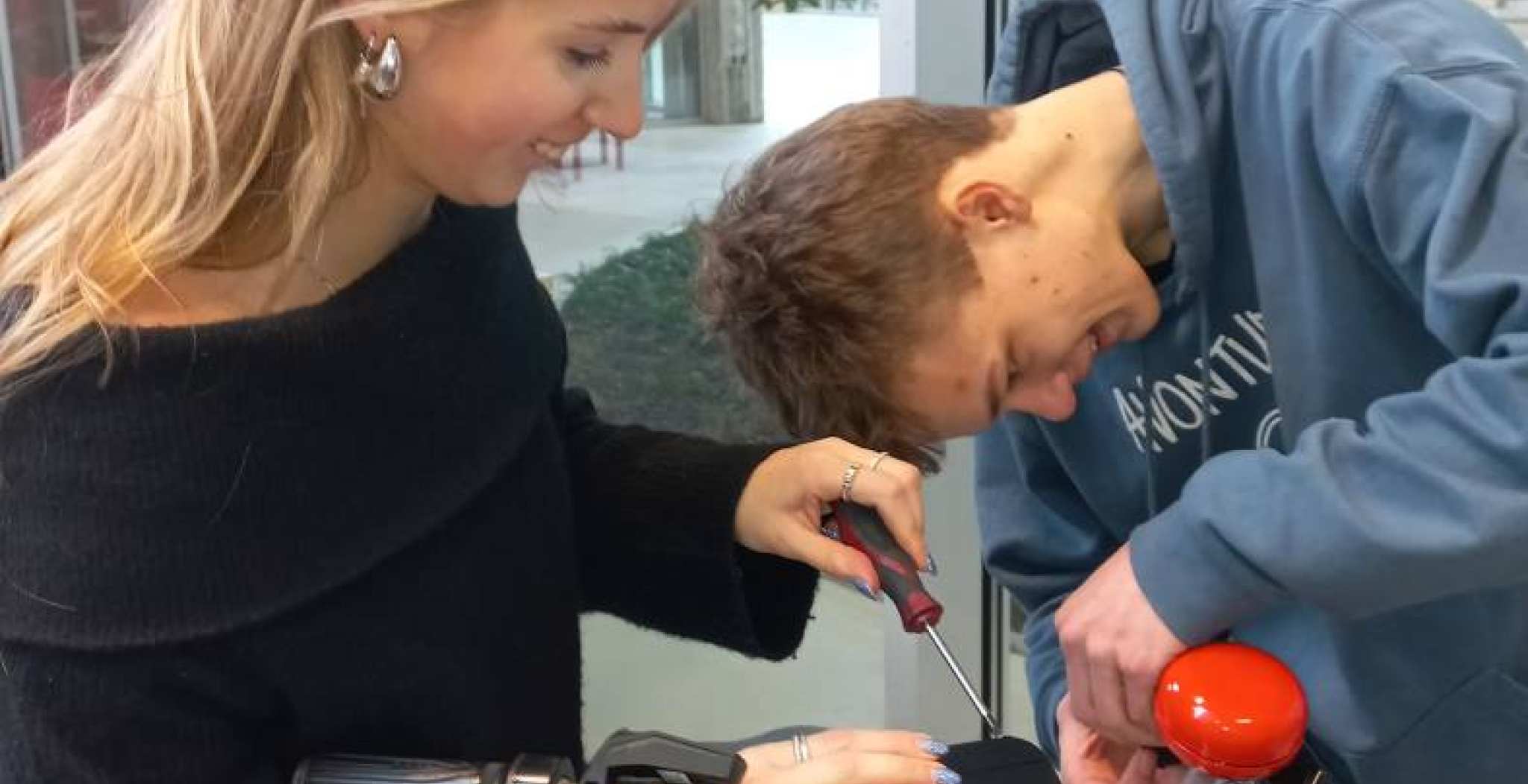 Veerle en Arne werken bij HAN@Connectr aan de waterstofbakfiets