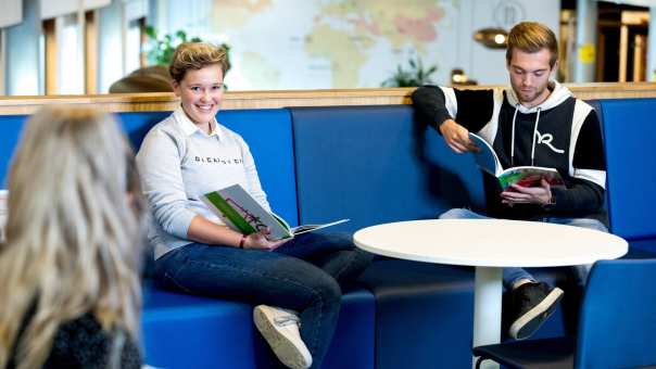 Studenten Lezen met de Leescyclus lezen een boek en lachen.