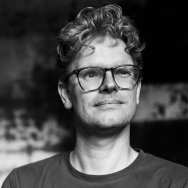 Docent Aljo Hartgers cursus podcast maken en lanceren en contentmarketing.