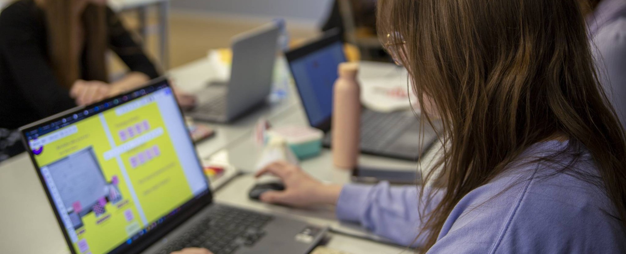 Studenten cmd werken aan prototypen tijdens werkplaats dag.